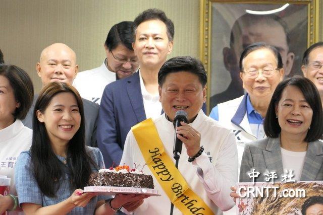 国民党军购上限8千亿，党团开心为傅崐萁庆生中国国民党“立法院”党团今天早上召开