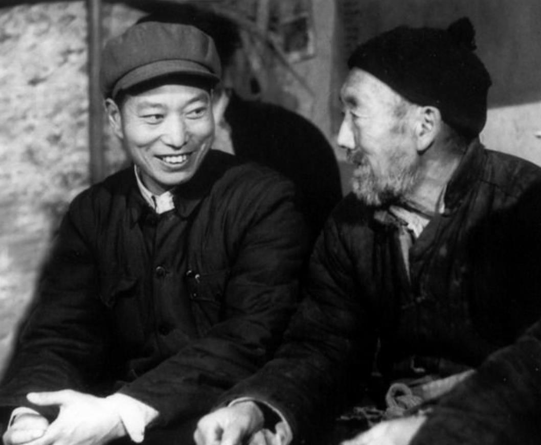 一日，兰考的四个农民长途跋涉，去往新安监狱探监。在门口，监管人员问：“你们来看谁