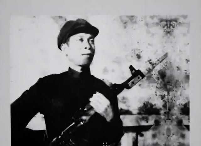 1981年，儿子欲要向公安部门上缴家里的冲锋枪，老人大怒：“就算天王老子来了我也