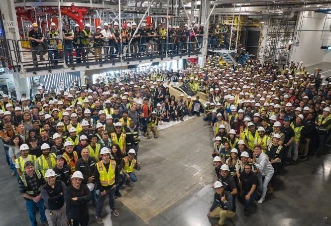 特斯拉宣布首辆Cybercab下线特斯拉宣布，首辆赛博无人驾驶电动车Cyberc