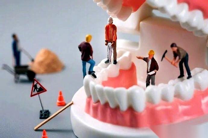 很多人以为，管住血糖，就是管住了饭，管住了药。但一个牙医可能会告诉你：你嘴里，