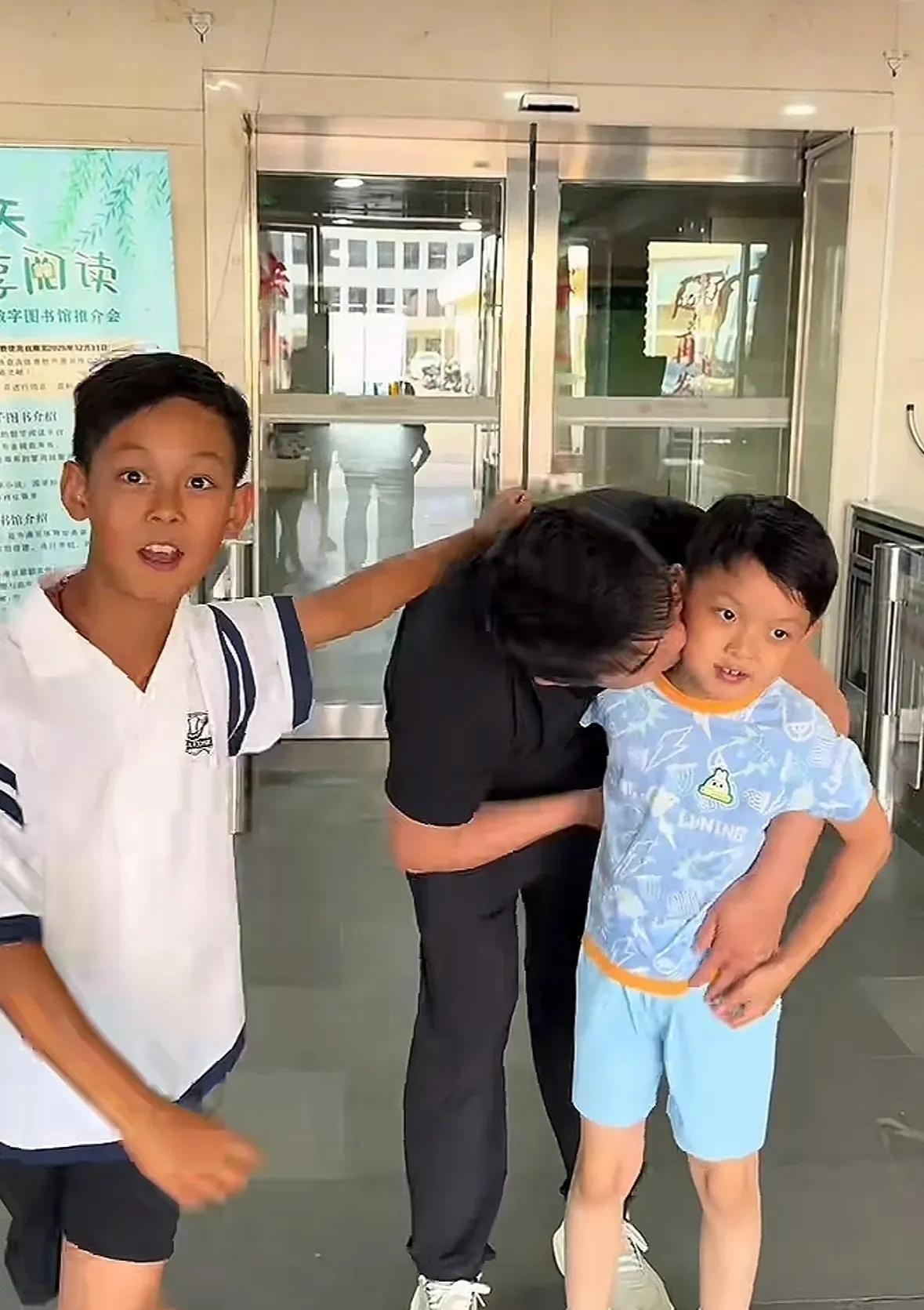 王皓回国了，儿子们想他，直接找到体育局。结束了一天的忙碌，王皓依然留在单
