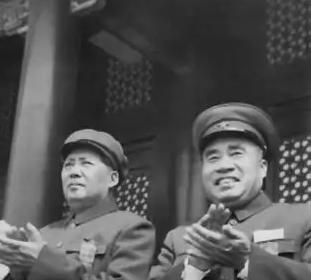 1973年12月21日，毛主席召开中央军委会议朱德应邀参加，朱德刚一走进会议室的