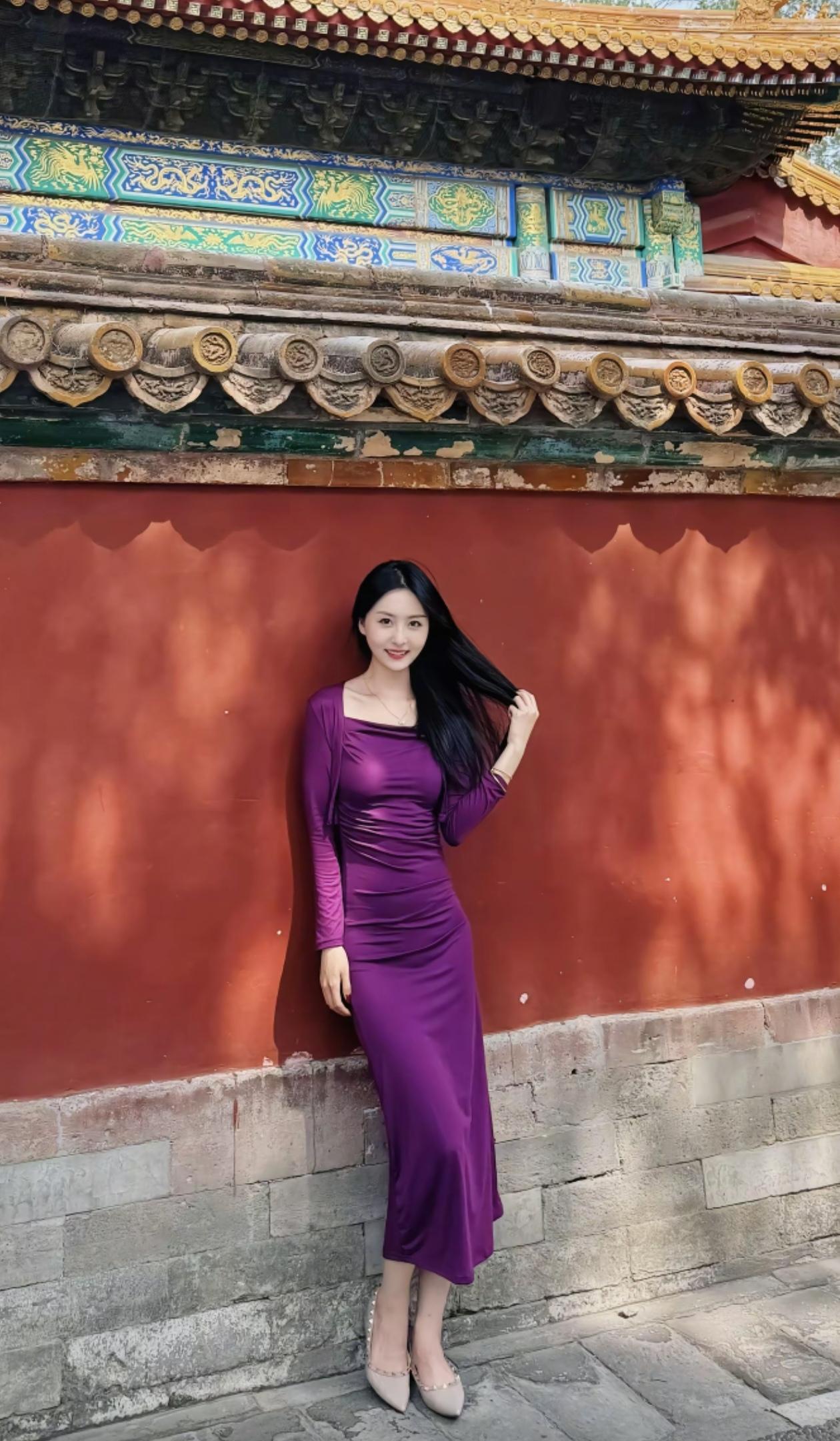 紫色长裙与古风建筑的完美融合，尽显优雅与古典之美！
