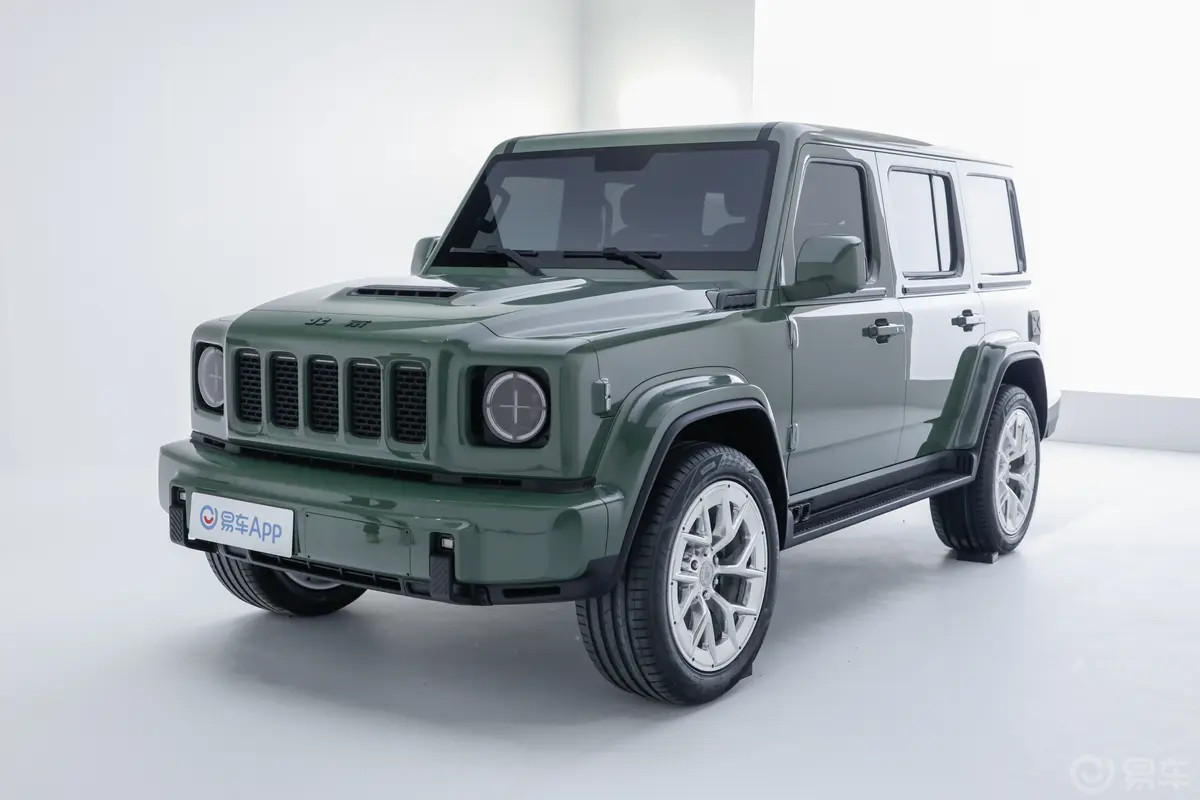 新车北京越野BJ81，BJ80得10年了，更新到81了，外观相比过去没那么G了