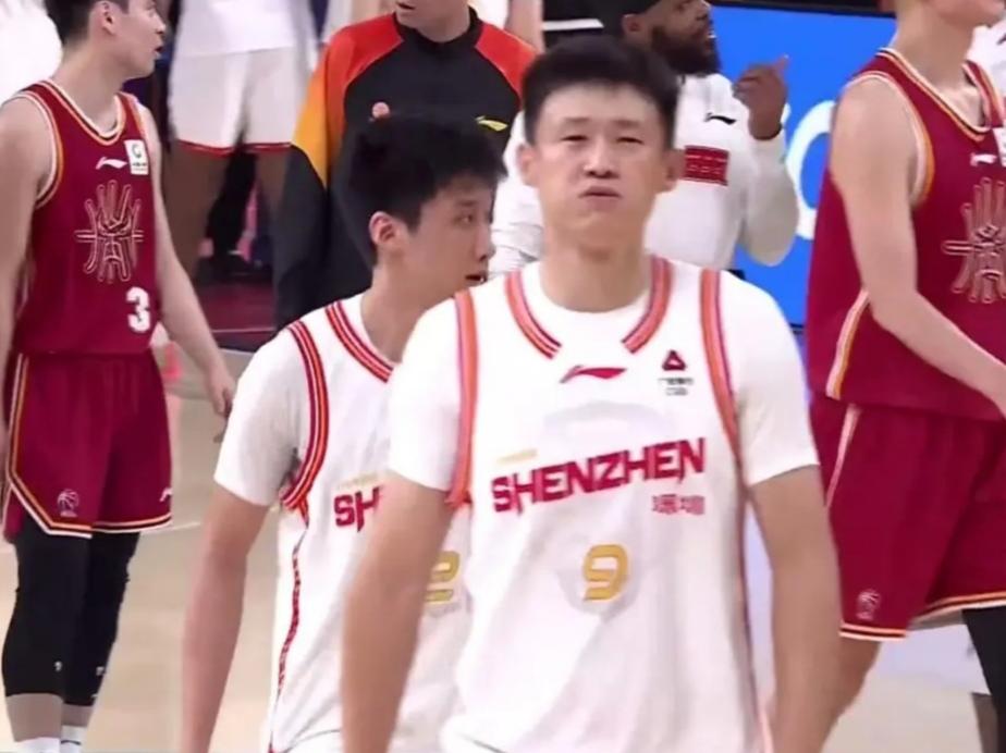 周鹏回归补强锋线，广东男篮筑牢争冠防线广东男篮迎回功勋老将周鹏，这一操作有