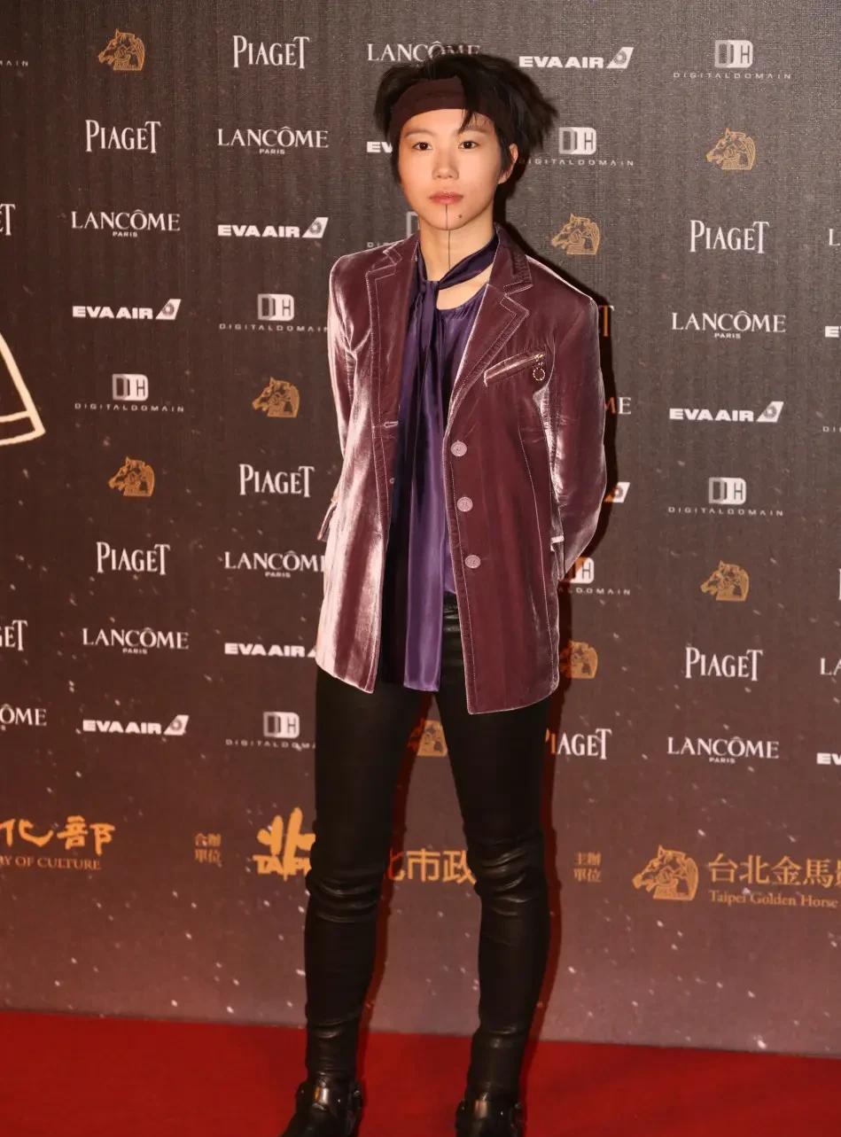 王菲的女儿窦靖童说，我是很幸运的，从小家里条件就比较好。我收到了父母给了我很多，