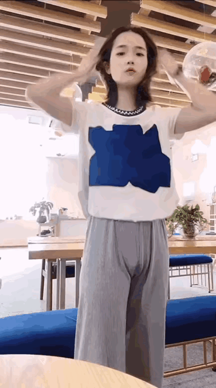 傻傻的小姑娘！萌萌的样子好可爱