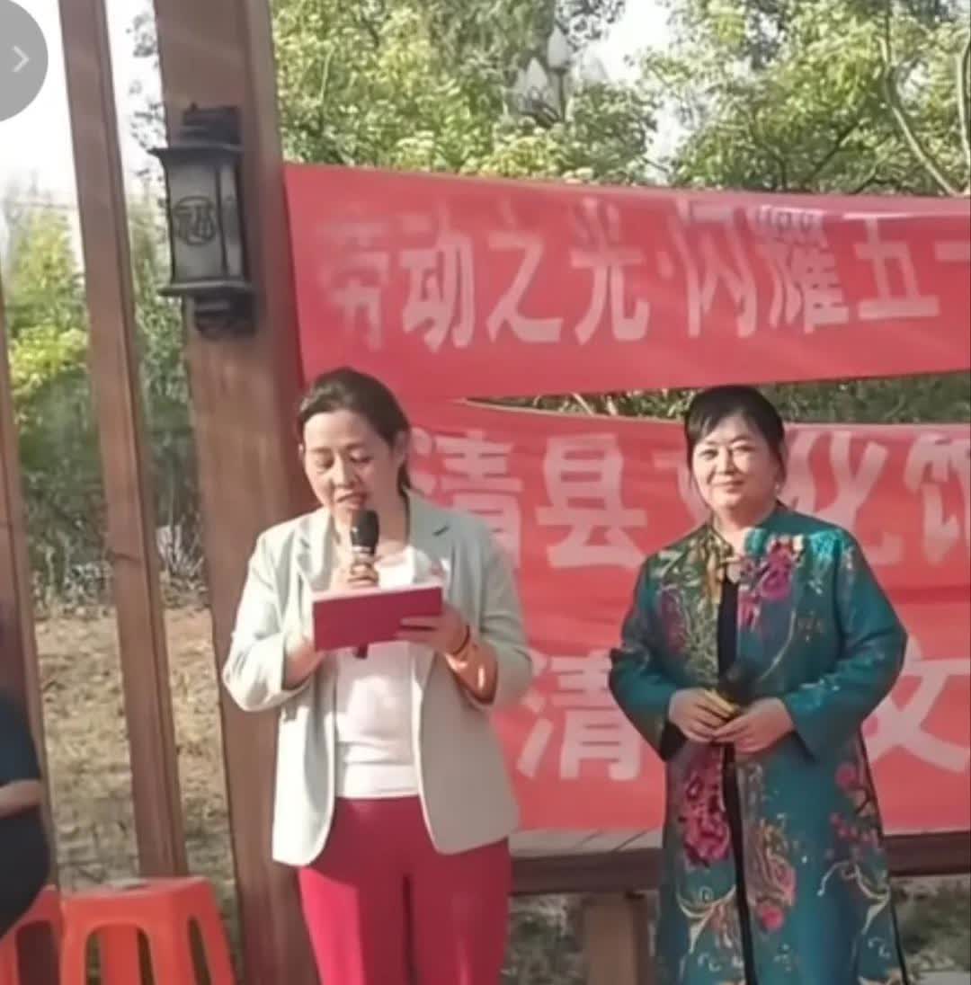 关注赵丽颖这么久了，头一回看到她母亲的长相，原来赵丽颖是随母亲的，笑眯眯的和蔼可