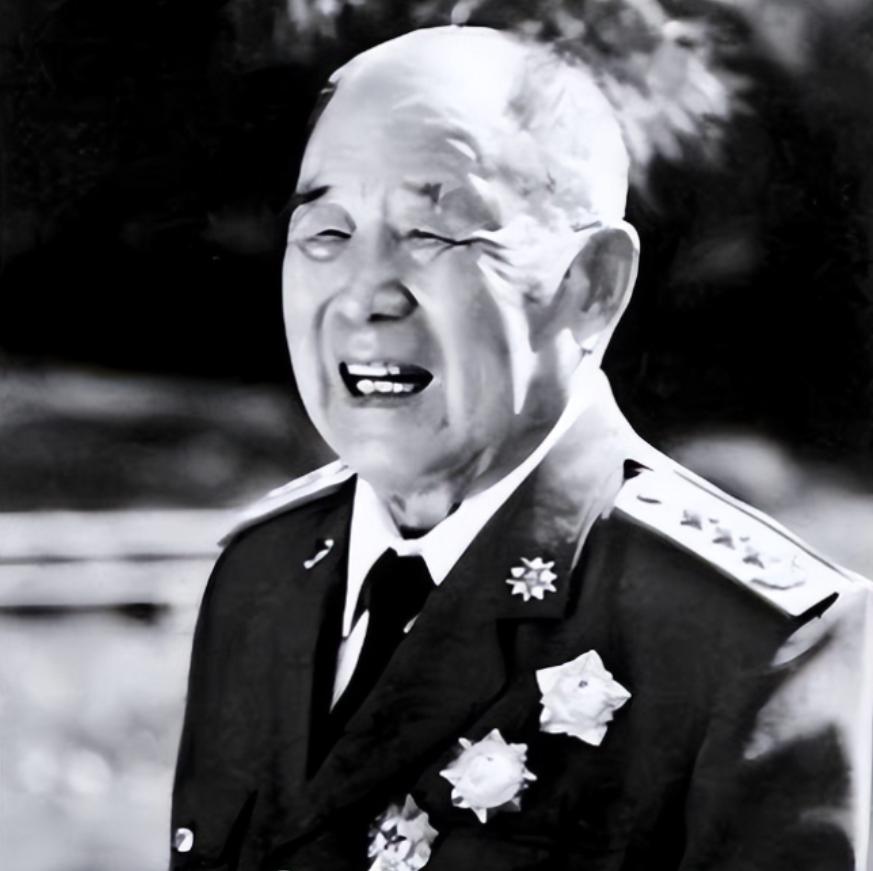 1974年的一天，纪登奎与李先念秘密找到李德生谈话，表示，按规矩，我们的职位没资