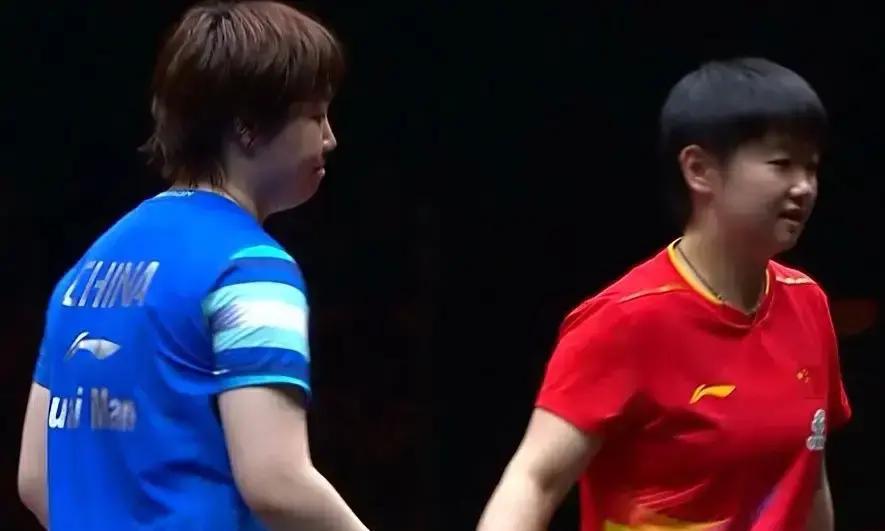 孙颖莎和蒯曼打完第一局休息时，镜头扫到她脚搭在前面台子上。当时不少人觉得她太随意