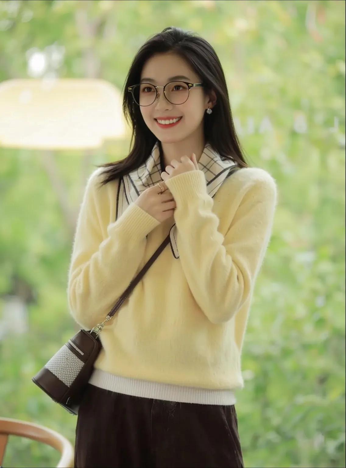 浅黄毛衣裹着温柔的秋，格纹围巾系住细碎的风，连阳光都跟着笑弯了眼。