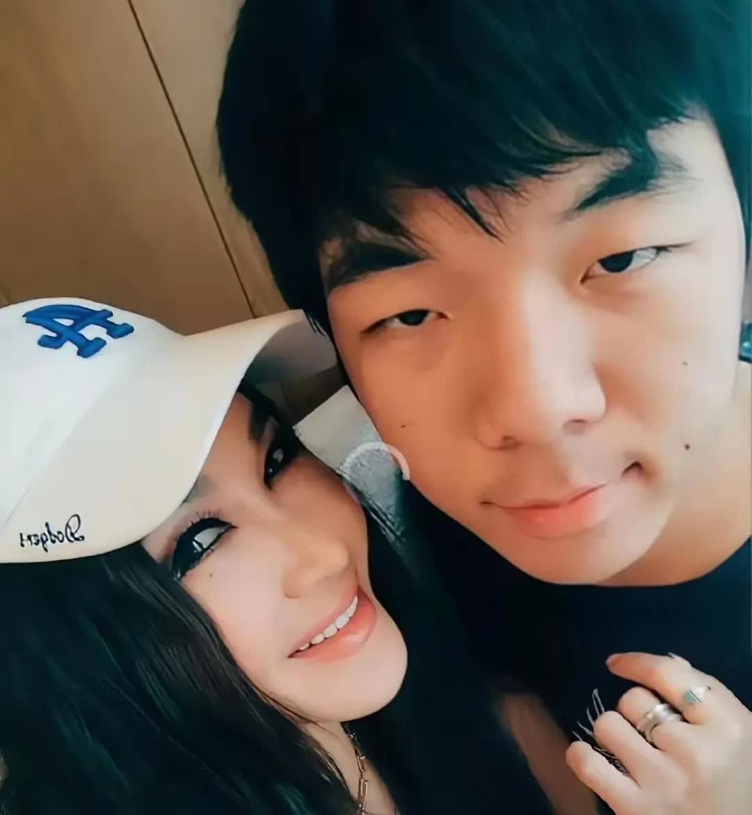 温碧霞生日宴惊现诡异一幕！养子当众索吻遭生父阻拦，生母反应让人脊背发凉？