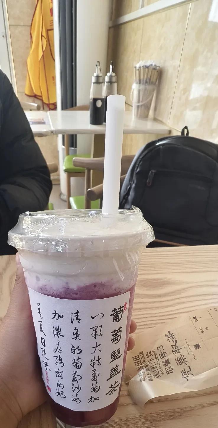 今天在公交车上遇到了一个巨离谱的事。一个老大爷和老奶奶上了车，大爷刷了两