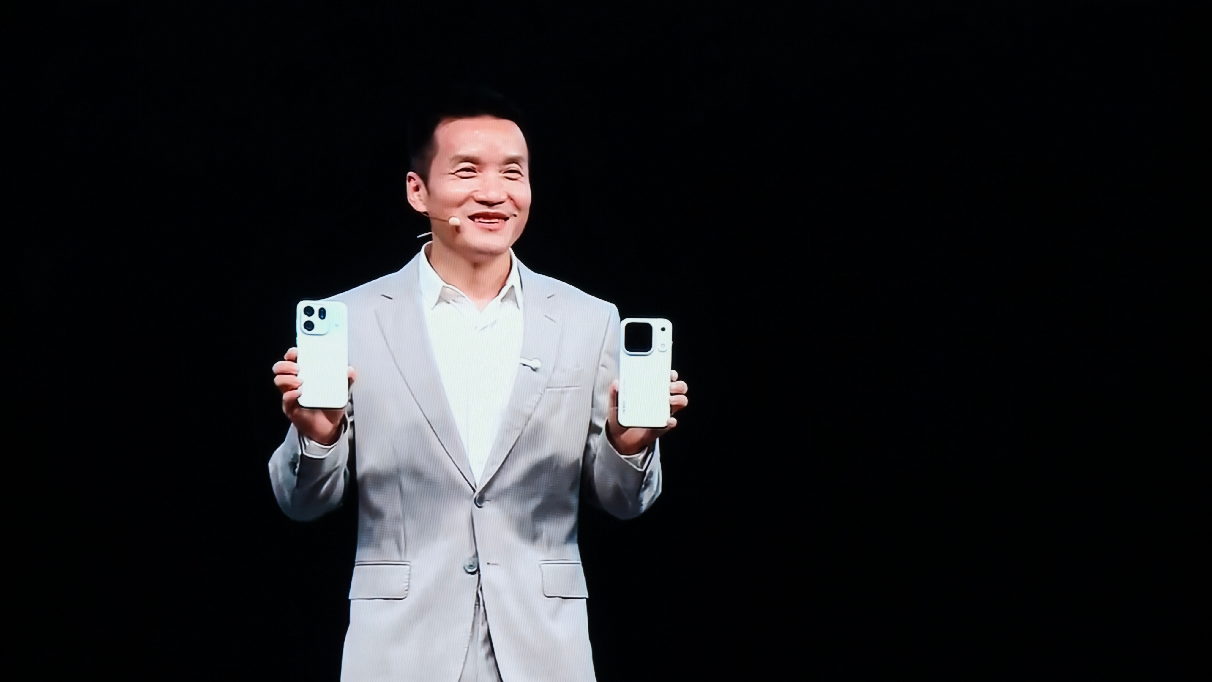 OPPO发布会虎哥登场，和蔼可亲！OPPOFindX10的外观极简纯净，以