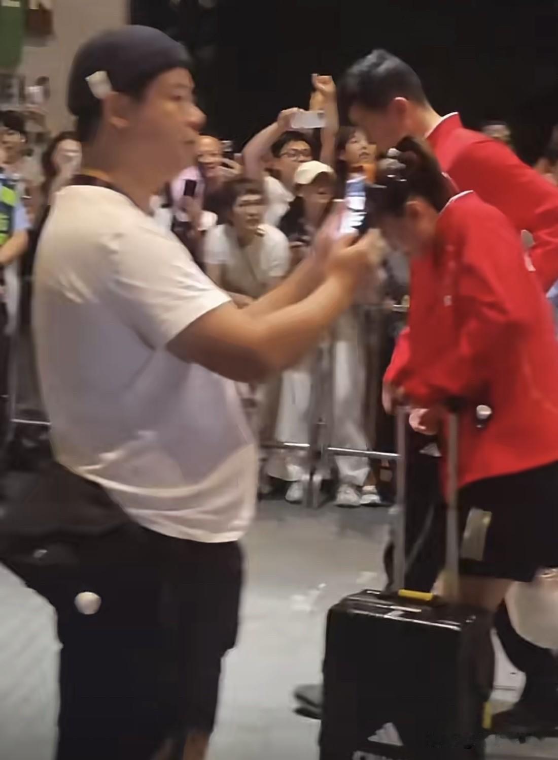 原来倪非凡也受伤了啊[哭哭]倪非凡赛后也是被教练搀着离场的，下大巴车时，助理教练