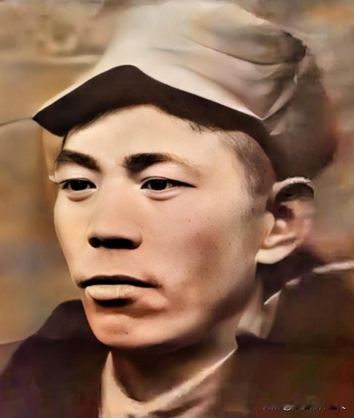 八路军某团长深夜奇痒难耐，脱下军装让警卫员架在火上烘烤驱虫，谁知没过多久，一股烤