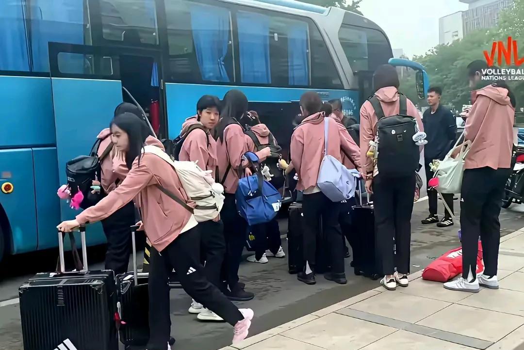 女排队员出发，真的好年轻呀，都是娃娃脸，这是中国女排吗？这不是一群幼稚的孩
