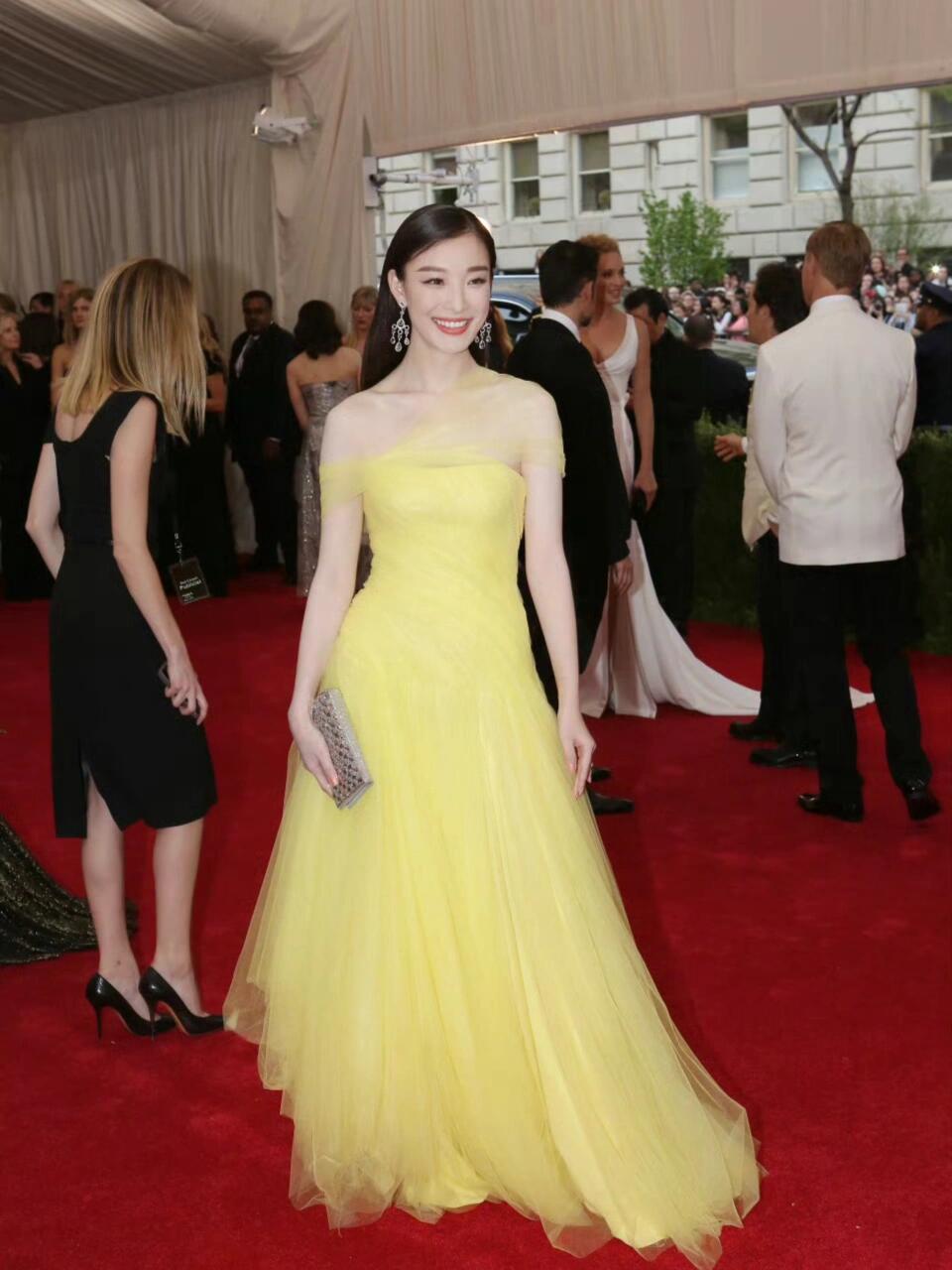 27岁的倪妮，身着拉夫劳伦亮相metgala​​​