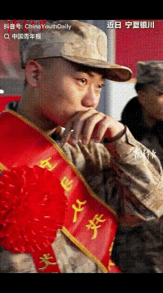 新兵入伍送别，这一幕看哭无数人看哭了！近日，宁夏银川新兵入伍这天，一对夫妇来