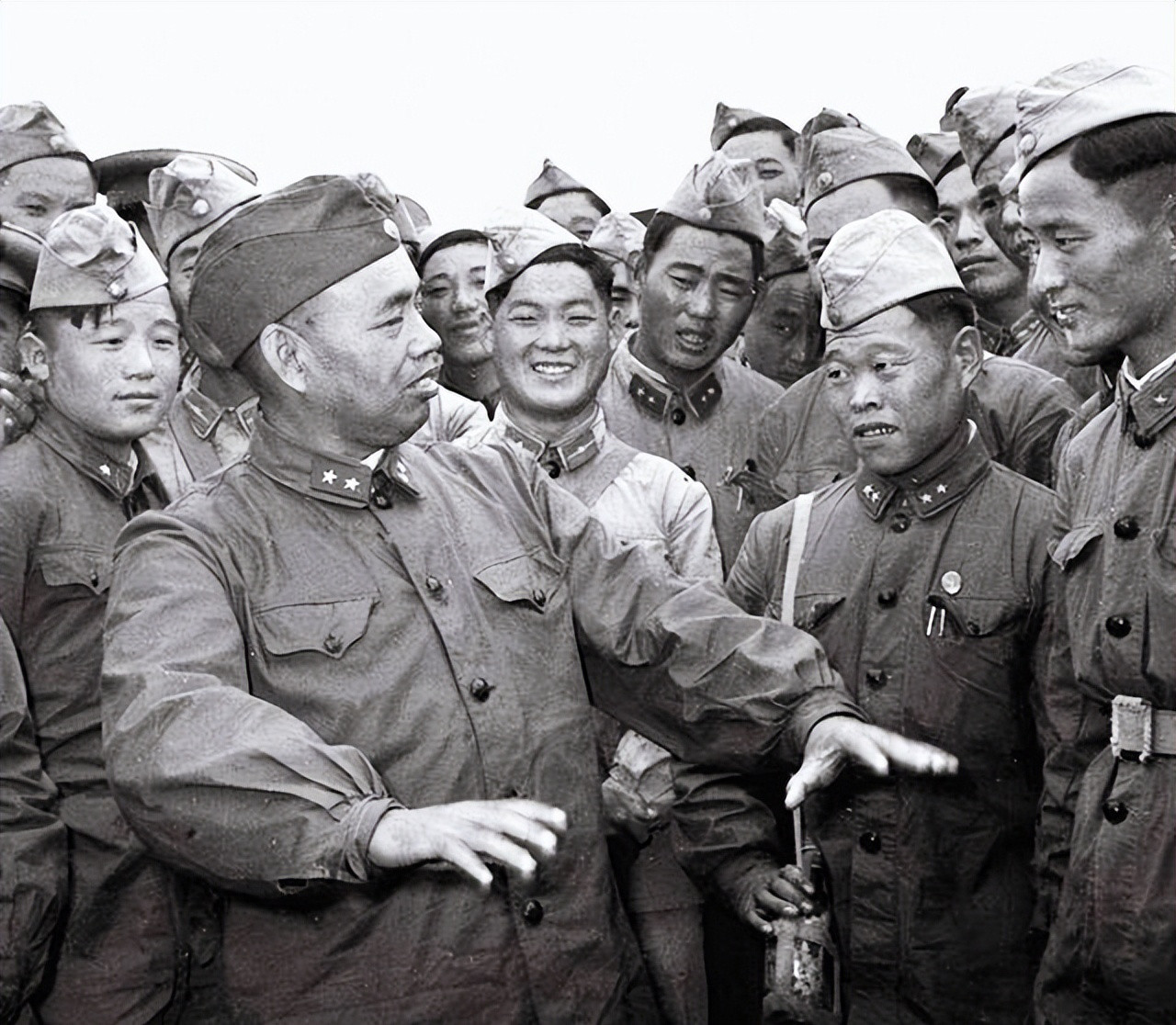 1955年，许世友得知自己授衔上将，开怀畅饮。酒酣时电话响起，大扫其兴，便不耐烦