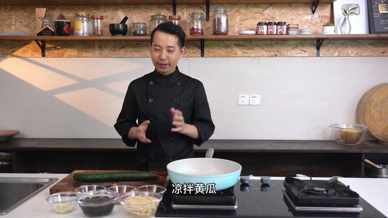 🍳食材：黄瓜、盐、木耳、腐竹、蒜、葱头、小米椒、白糖、生抽、老陈醋、蚝油、香菜
