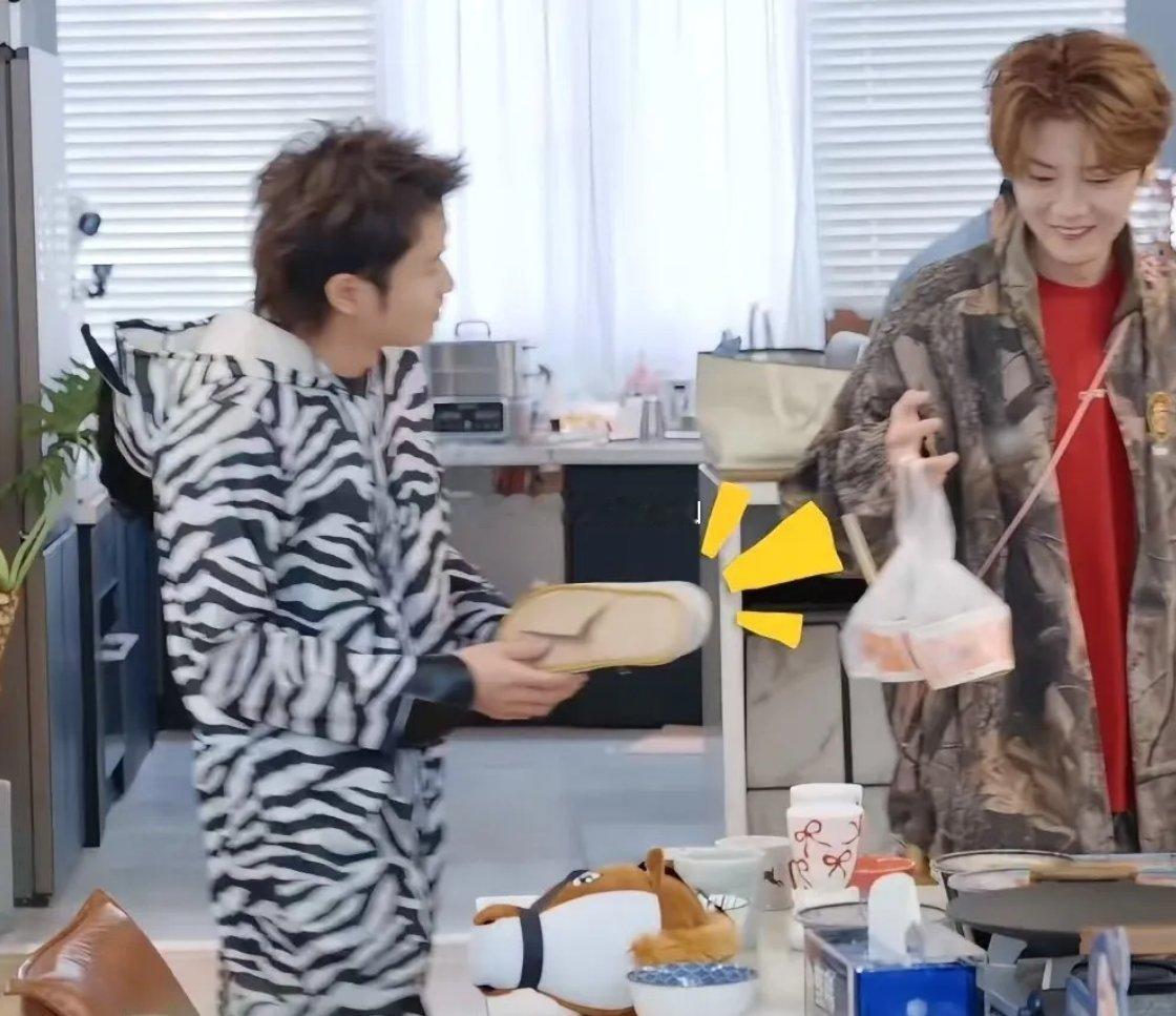 陈赫到访王勉家中，进门未换鞋便径直走入。王勉委婉提醒，陈赫才略显尴尬，连忙致歉。