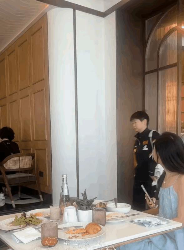 5月22日新鲜的莎莎来了！今天莎莎的餐点内容又是面条和面包，碳合物能够很快补充