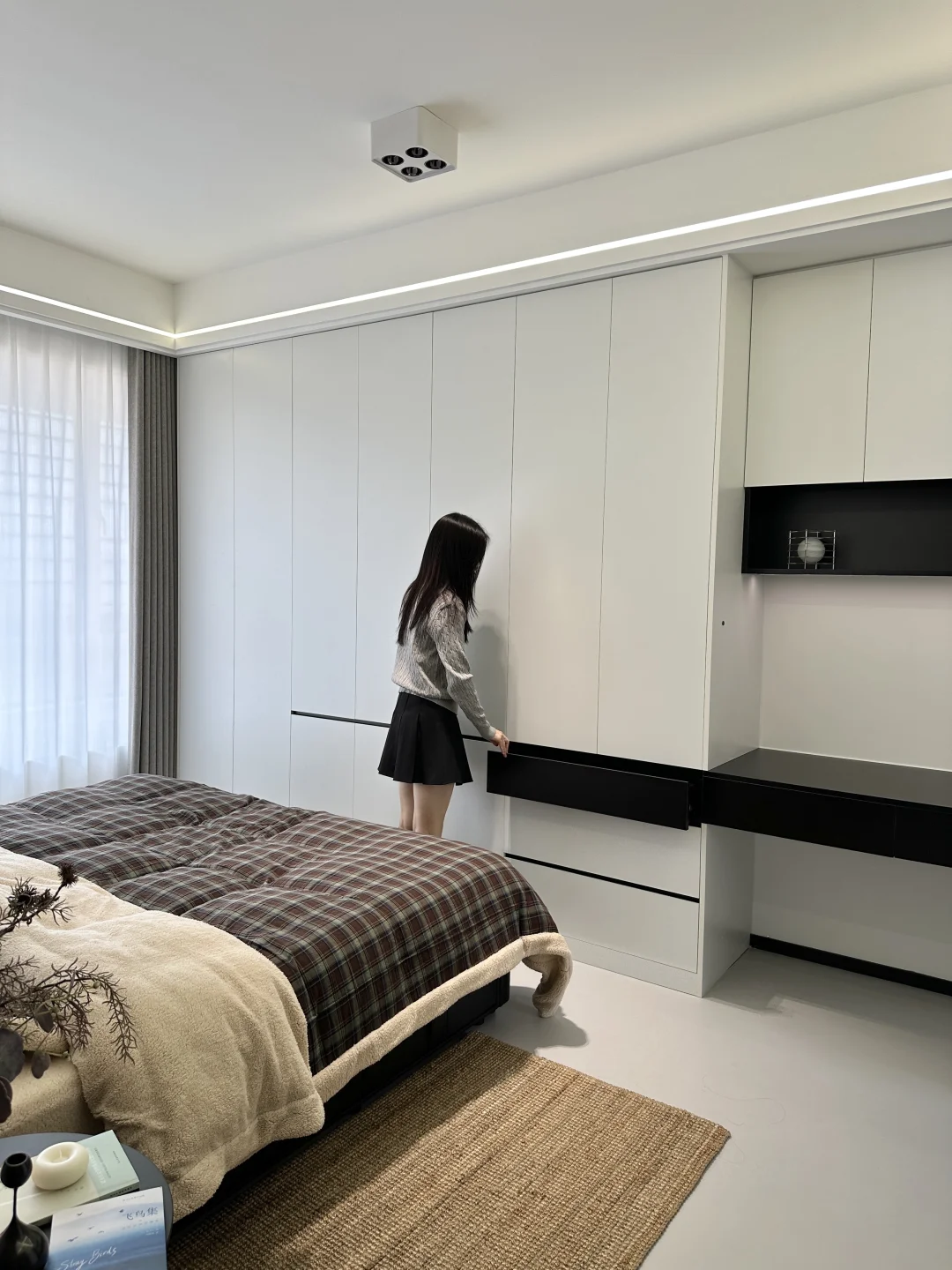 开间3.2米做床尾满墙大衣柜，真的太实用了❗️