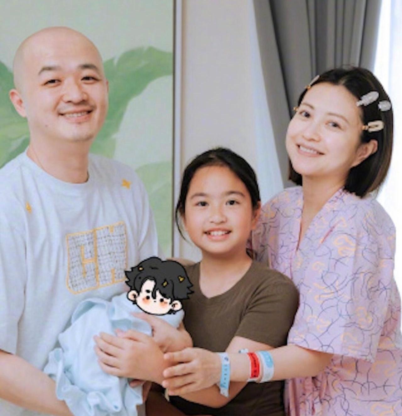 你见过哪个女明星结了婚不拍戏，反而跑去美容院学给人洗脸的？包文婧去年刚拼完二胎，