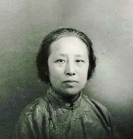 何香凝病危昏迷，总理看望突然清醒，提出一个请求，总理含泪答应“周公……我……还