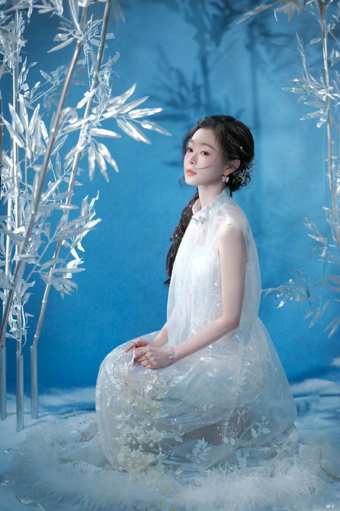 宋轶把浮光锦穿身上了宋轶把浮光锦穿身上了，简直就是美的我一大跳呀。蓝白细闪的长裙