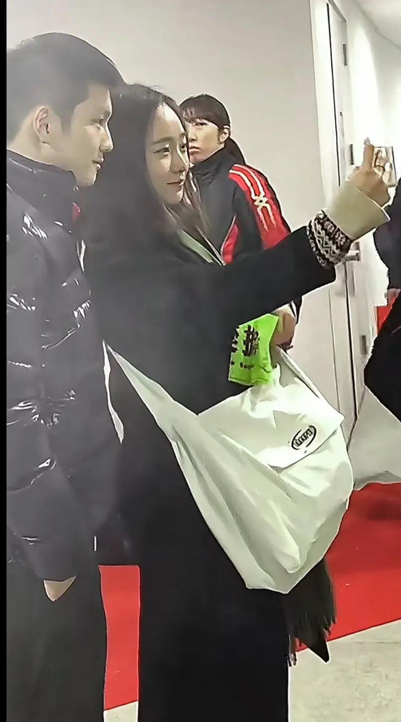 这待遇这辈子都不会有多可爱的宝贝东宝[赞]能与樊振东合影，不是一般人＜幸福