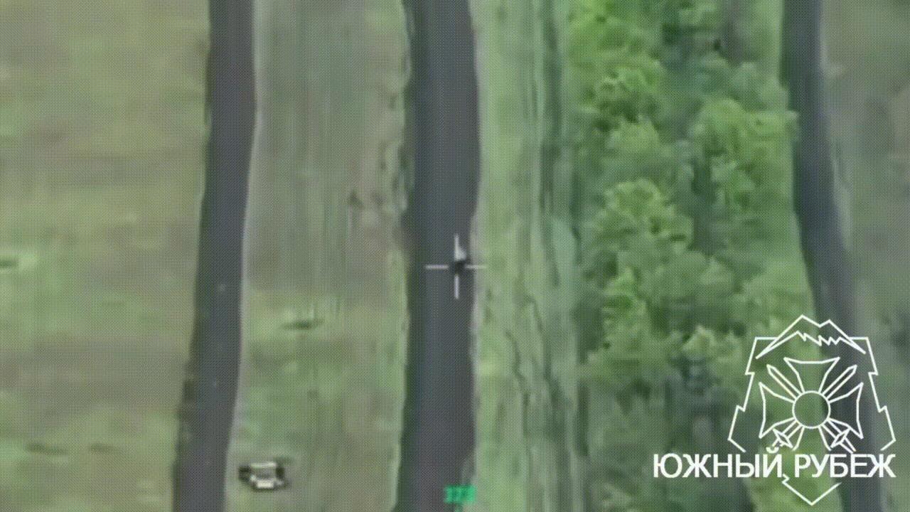 乌军士兵的跳车功夫确实练得不错！驾驶员最后一个跳下车，俄军FPV自杀式无人机直接