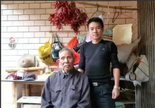 2003年，一男子喝醉掉河里，67岁拾荒老汉舍命救他。男子为报恩，把老汉接回家照