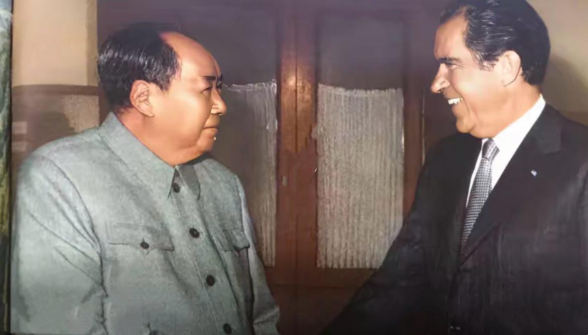 毛泽东对待美国的态度，始终是两个字：“强硬”，这种强硬，我们透过他和尼克松见面的