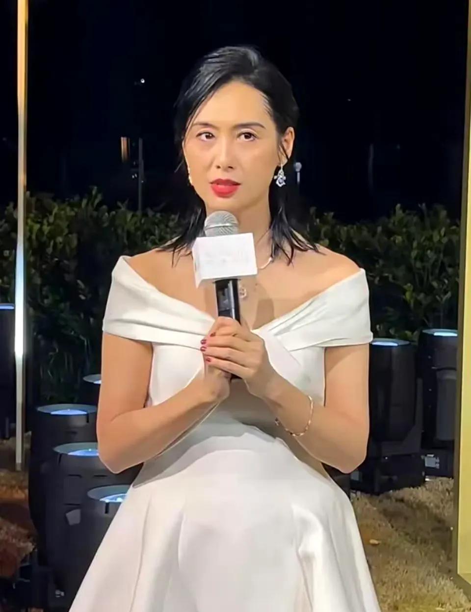 关之琳和朱茵这两位80后女神同框出席雅诗兰黛活动，状态差异明显。53岁的朱茵穿白