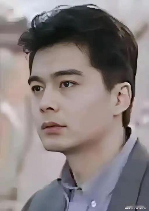 许亚军的四段婚姻历经坎坷，其中两任妻子已离世，直到第四段婚姻才收获长久安稳，具体