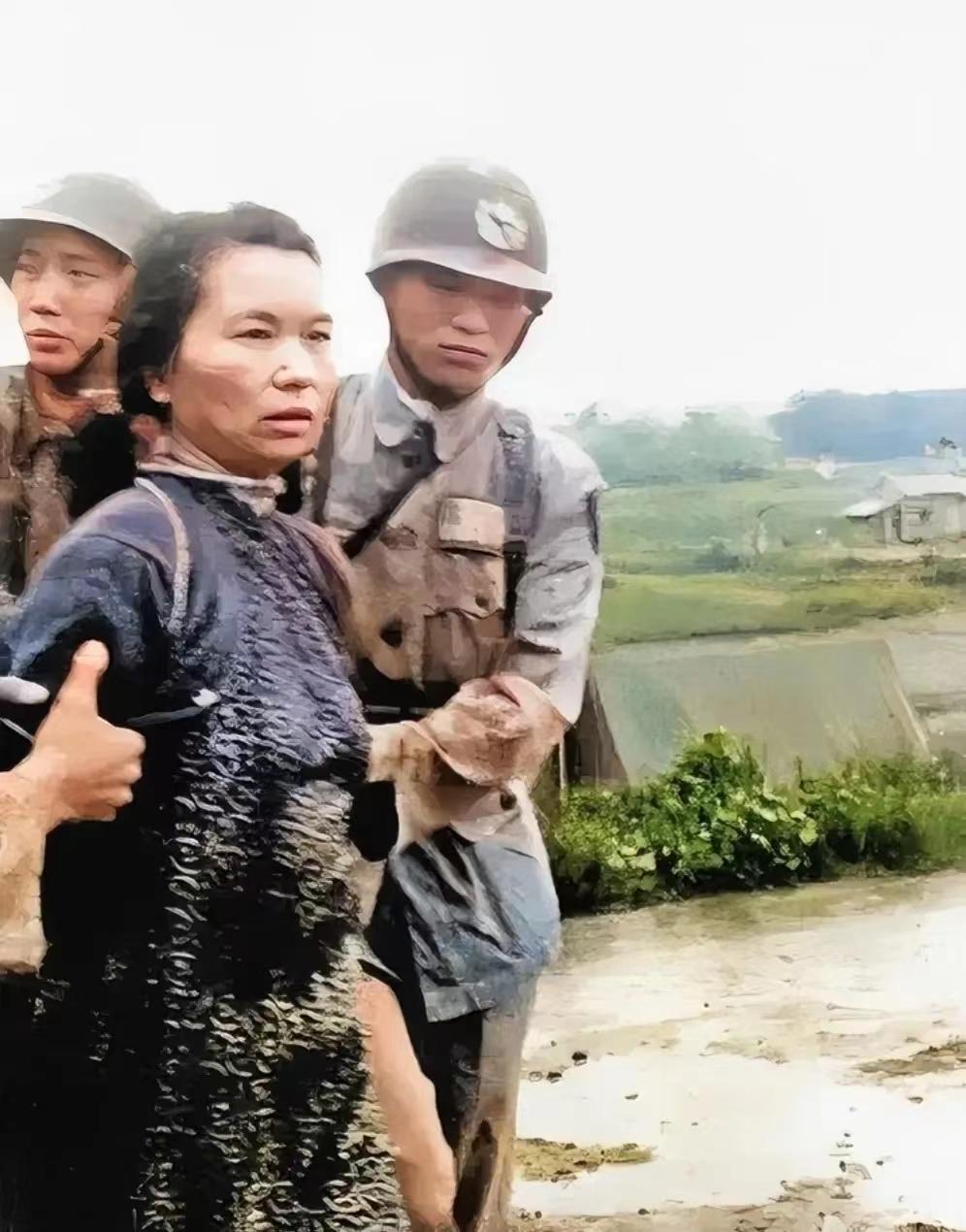 1950年的台北，45岁的朱枫被反绑双手，押往刑场。镜头定格的那一刻，她没有低头