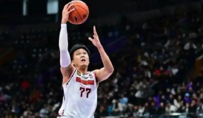 黄荣奇应该向徐杰多学习。广东放弃黄荣奇并不是个人能力不符合球队的要求，而黄荣