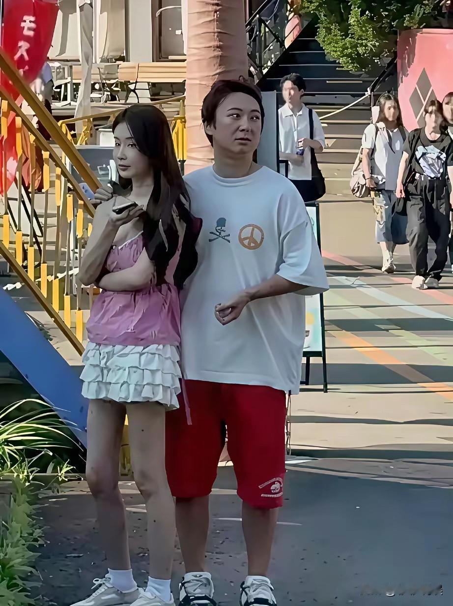 王思聪快奔四的年纪,每次被网友拍出来,身边都是不同的美女伴身,很多男的应该都挺羡