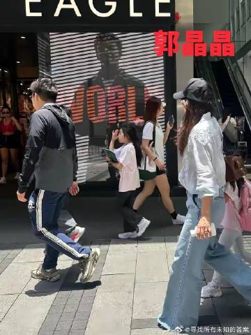 偶遇霍启刚一家五口逛街，郭晶晶牵着小女儿，大女儿边走路边看书