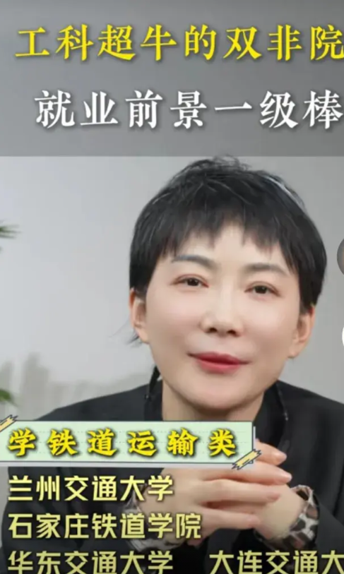 女儿成绩出来了，文科生考了487分，妈妈看着这个尴尬的成绩，给孩子爸爸打视频，在