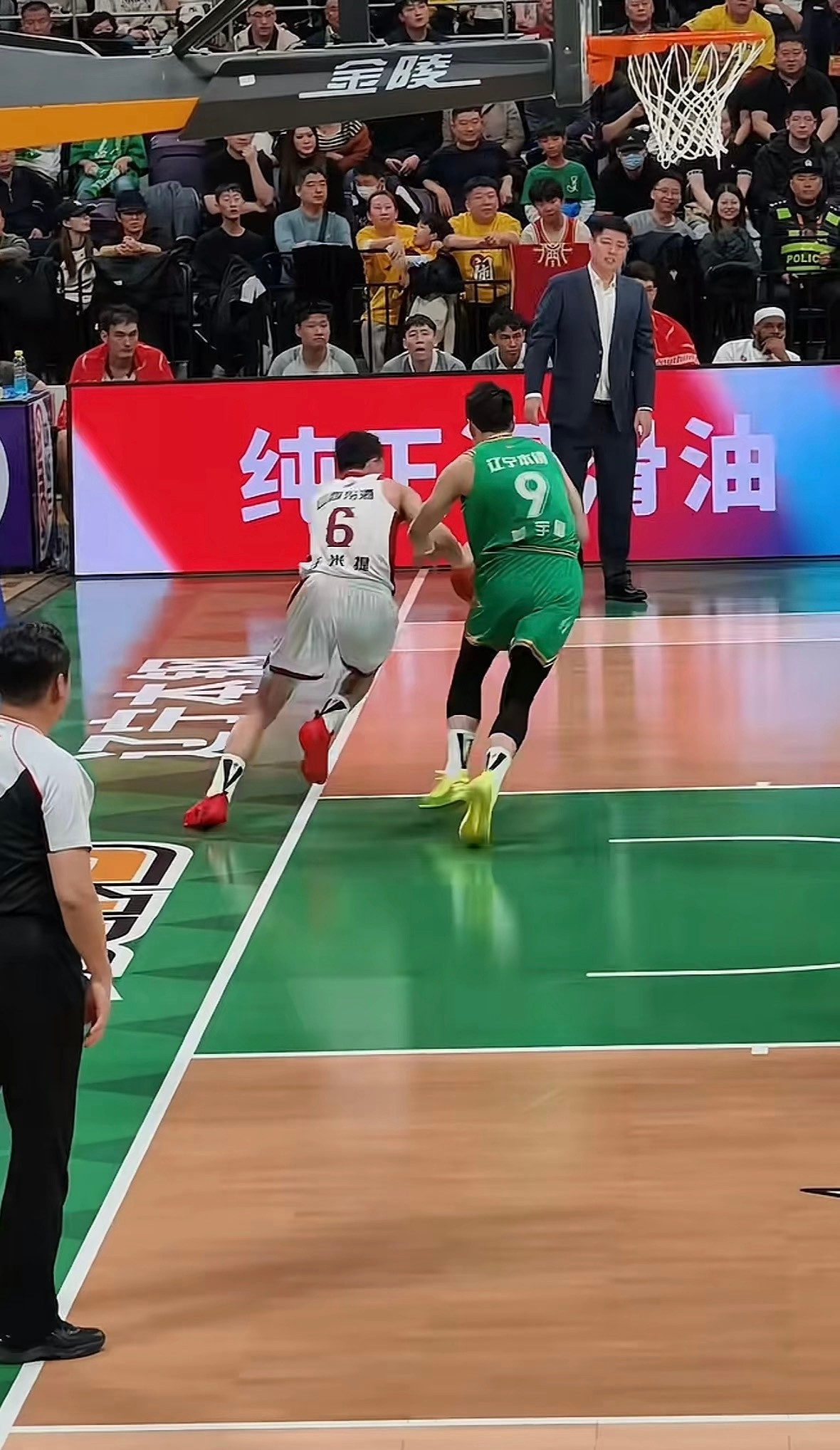 你要说他看见了吧，他还没看见。你要说他没看见吧？他似乎还看着呢…哈哈哈哈哈哈哈哈