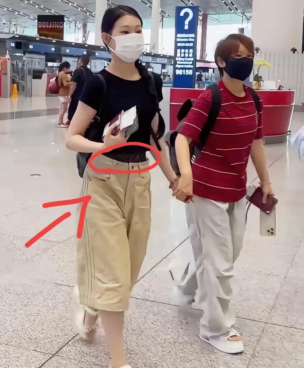 小沈阳的女儿还真是低调不得不说下小沈阳教育的真好！什么样的年纪穿什么衣服，你