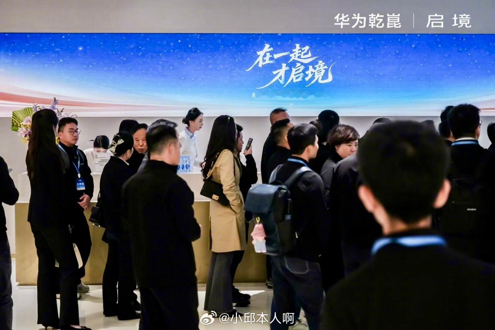 启境这车，来头真不小—— 是华为和广汽“坐一块儿”从零开始一起搞的，不是简单贴个