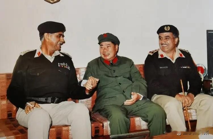 1981年11月15日，解放军总参谋长杨得志将军应邀访问巴基斯坦期间的老照片。杨