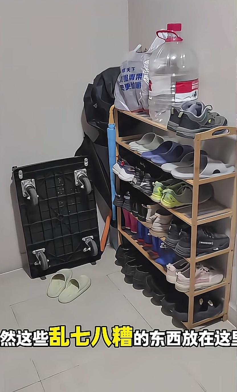 邻居楼道乱堆放东西怎么办？网上有小伙把爷爷遗像挂楼道，问题就很友好的解决了！网友