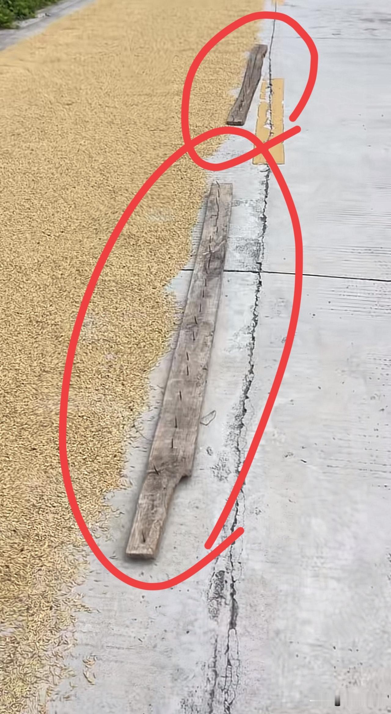 马路上的一幕，这怎么理解？你晒就晒嘛，干嘛还要投放暗器？车子和人经过万一压着踩
