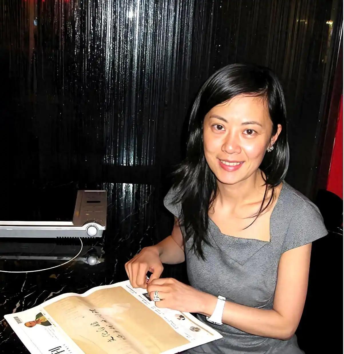 前央视才女姜丰亲笔签下放弃中国国籍，为英国丈夫换护照，离婚后带俩孩子回国却没人买